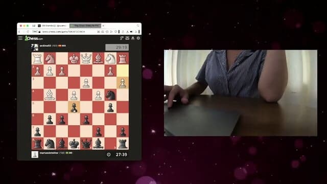 mamae plays chess