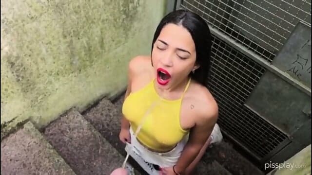 MACHO MANDOU A CADELA ABRIR A BOCA PRA ELE MIJAR NELA