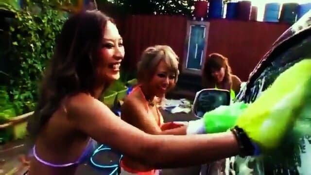 Bikini gyaru car wash