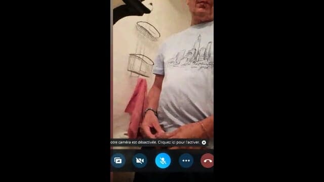 Dario Quest'uomo si masturba davanti alla telecamera di fronte a una bambina di 10 anno 58 sec