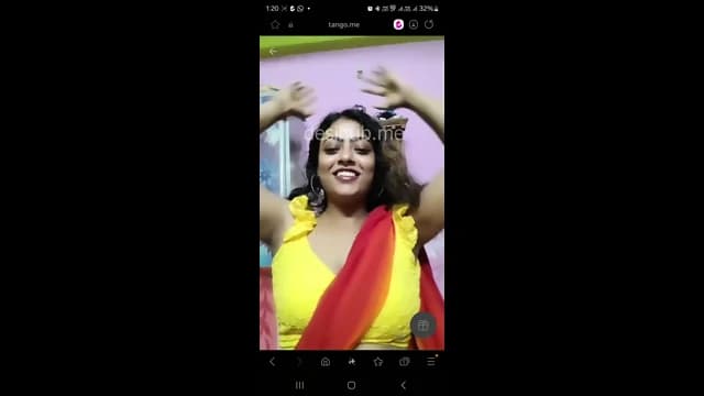 Desi Aunty Teases with Deep Cleavage Then Flashes Boobs on Tango 121 Live