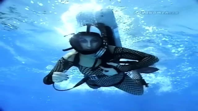 Aquawomen - Louisa's first vintage scuba session