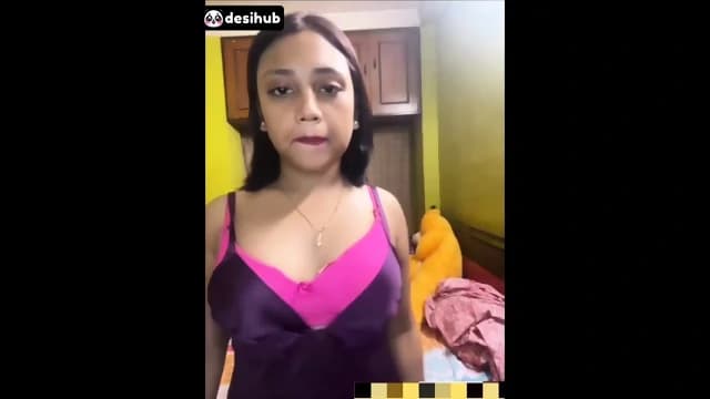 Desi Cam Girl Strips Fully Nude Live and Fingers Her Wet Pussy till She Cums