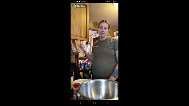 Bumil bule sedang memasak