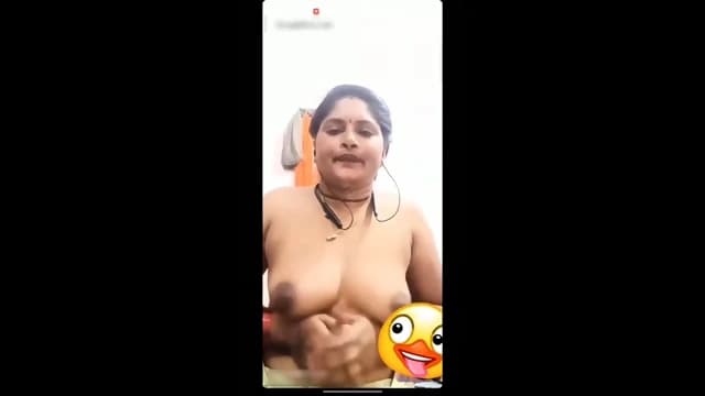 Kannada aunty rubbing pussy and fingering on video call