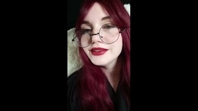 Talkative slut fucks herself