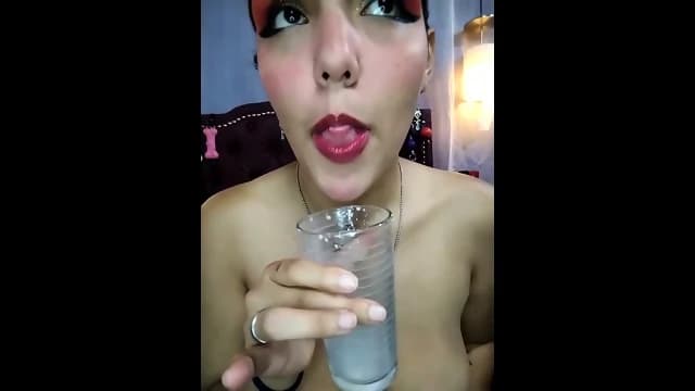 Jovencita Tetona Exprime Sus Enormes Tetas Para Sacar Su Leche  Echa Sobre Su Mojada Vagina   Sophie dbs