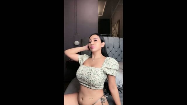 Model Selebriti Dewasa Tidak Diizinkan