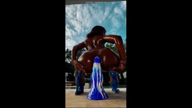 Queen_Tahshaar Squirts From A Tentacle Dildo