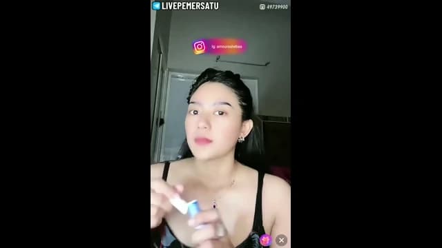 Mama muda jogetin guling