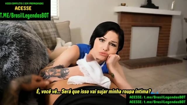 Enteada pegou o padrasto se masturbando LEGENDADO