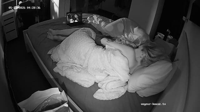 special candid bare feet closeup scenes Bedroom camera at Lira & Elis reallifecam apartment at Voyeur House TV 27.05.2026 from 01 h 35 min to 05 h 08 min