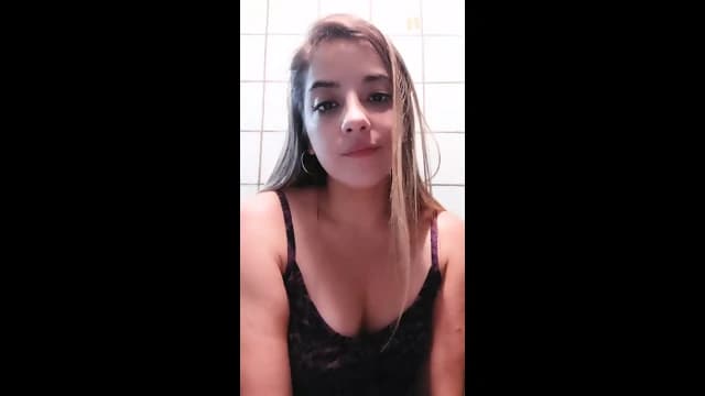 Branquinha safada mostrando os peitinhos no banheiro