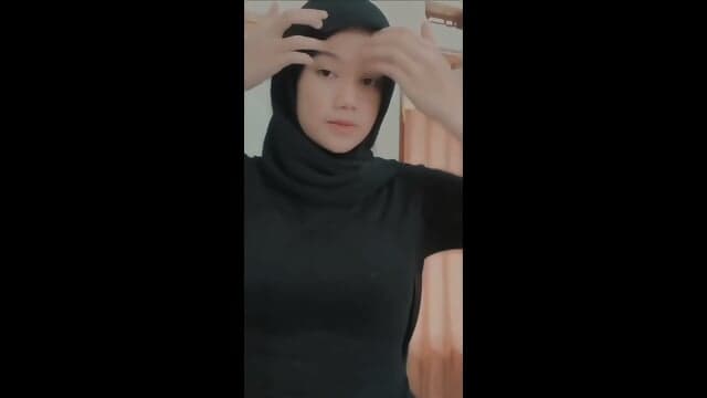 Hijab Hitam Cantik Suka Nyepong