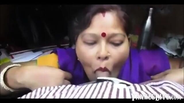 HInDIBH Desi Aunty Giving Blowjob And Deepthroat Drank Cum