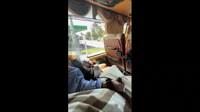 Girlfriend Gets Horny In Moving Bus Starts Jerking And Blowing My Dick Hard