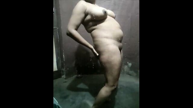 Bhabhi Live Bathing Show