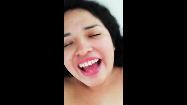 Chica Latina Mamando Polla