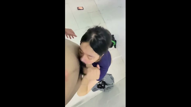 Vietnamese Girlfriend Giving Blowjob