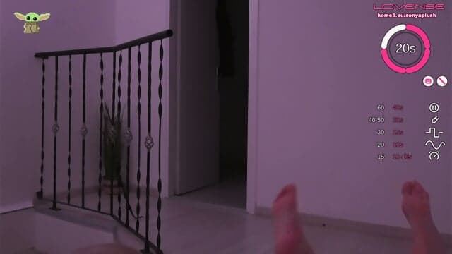 A Milf Sardenta E Gostosa Se Inclina Sobre A Cama E Mostra A Buceta Cremosa Bem Perto Da CÃ¢mera Com Desejo Secreto