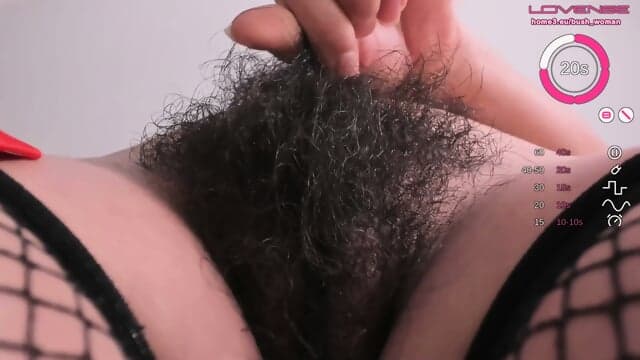 A Mulher Adulta Brincalhona Tira O Robe Vermelho De Seda E Cavalga Um Dildo Grosso Sobre A Cama Macia Dentro De Seu RefÃºgio Secreto