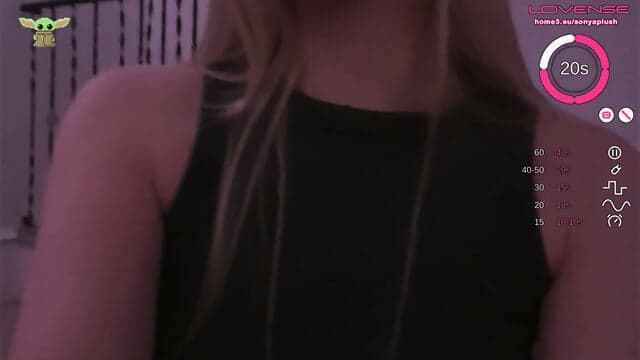 Een Flirterige Volle Camgirl Toont Haar Tieten En Plaagt Haar Gladgeschoren Kut Voor Besloten Leden Binnen Een Nachtelijke Fantasie