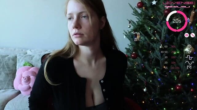 ÑÐ¿Ð¾ÑÑÐ¸Ð²Ð½Ð°Ñ Ð¶ÐµÐ½ÑÐ¸Ð½Ð° ÑÐµÐ¿ÑÐµÑ Ð³ÑÑÐ·Ð½ÑÐµ Ð¶ÐµÐ»Ð°Ð½Ð¸Ñ Ð¸ Ð³Ð»ÑÐ±Ð¾ÐºÐ¾ ÑÐºÐ¾Ð»ÑÐ·Ð¸Ñ Ð´Ð²ÑÐ¼Ñ Ð¿Ð°Ð»ÑÑÐ°Ð¼Ð¸ Ð¼ÐµÐ¶Ð´Ñ Ð¼Ð¾ÐºÑÑÐ¼Ð¸ Ð³ÑÐ±Ð°Ð¼Ð¸ Ð¿ÑÐ¸ Ð¼ÐµÑÑÐ°ÑÑÐ¸Ñ ÑÐ²ÐµÑÐ°Ñ