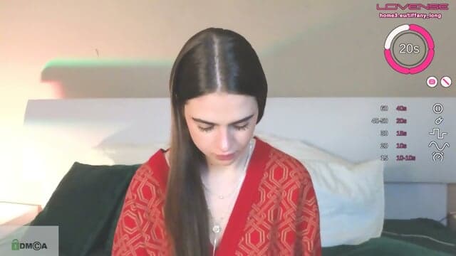 Una Belleza Tetona Seductora Frota Su CoÃ±o Caliente Contra Un Dildo Grande Durante Un Show Ã­ntimo De Webcam Bajo La Suave IluminaciÃ³n Del Dormitorio