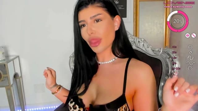 HeyecanlÄ± Ipeksi Tenli GÃ¼zel Dar AnÃ¼sÃ¼nÃ¼ AÃ§Ä±p Mor Dildoyu Kamera Ã¶nÃ¼nde YavaÅÃ§a IÃ§ine Sokuyor Sessiz Bir Gece SÄ±rasÄ±nda