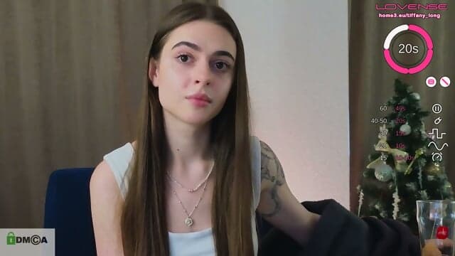 La Donna Latina Provocante Posa Nuda E Tocca Ogni Zona Sensibile Del Suo Corpo Eccitato Con Un Desiderio Segreto