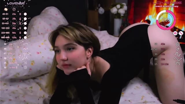Een Natuurlijke Verleidster Wrijft Haar Hete Kut Tegen Een Lange Dildo In Een Intieme Webcamshow In Een Gedurfde PrivÃ©show