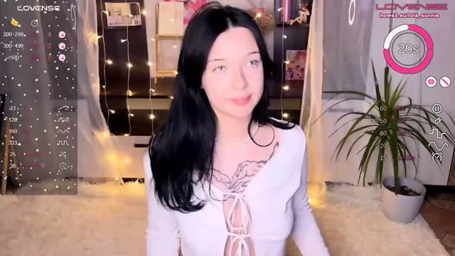 Een Flirterige Latijnse Camgirl Tilt Haar Rok Op En Wrijft Haar Hete Kut Voor Trouwe Webcamvolgers Met Opgewonden Nieuwsgierigheid
