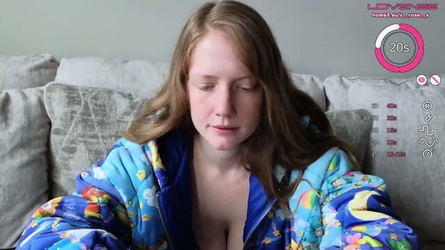 En Sjenert Piercet Camgirl Blir KÃ¥t Av Frekke Ord Og Erter Sin Trange Anus Foran Webkameraet I Et VÃ¥galt Privatshow