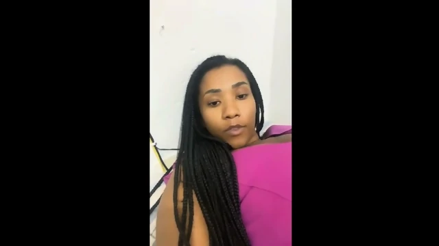 Morena Mostra O Peito E Esfrega A Buceta Na Live