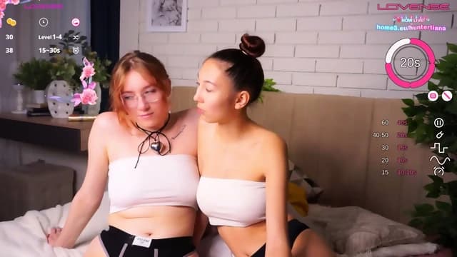 Yo Deslizo Dos Dedos Entre Los Labios Mojados De Mi CoÃ±o Y Juego Como Pelirroja De Pelo Corto Durante Mi Show Privado Atrevido