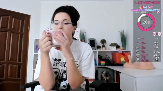 Mirando La CÃ¡mara Acaricio Mi CoÃ±o Resbaladizo Y Presiono Un Dildo Largo Contra Mi Ano Estrecho