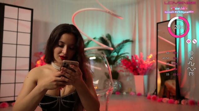 Ca O BrunetÄ Cu Piele FinÄ Ã®mi Arcuiesc Corpul Pe Canapea Èi Frec Pizda Mea UdÄ De Un Vibrator Argintiu