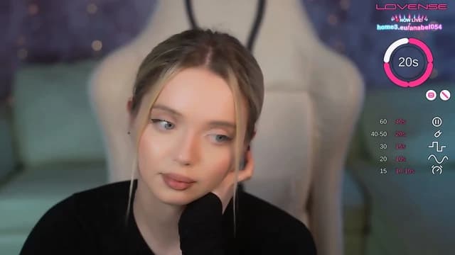 Med Ryggen Mot Kameraet Kneler Jeg Som Petite Blondine Og Viser Det Trange Anuset Mitt