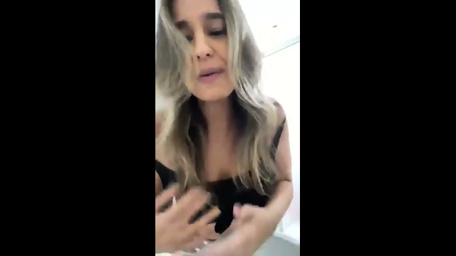 Coroa Batendo Papo Com O Chat No Banheiro