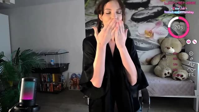 No ChÃ£o Do Quarto Rastejo Nua E Mostro A Minha Boceta Depilada A O Meu PÃºblico Ao Vivo Entre As Minhas Almofadas Brancas