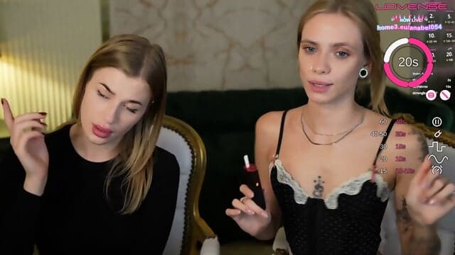 In Einer Warmen Abendstimmung Streichelt Ihren KÃ¶rper Mit Ã¶ligen HÃ¤nden Die SchÃ¼chterne Camgirl SchÃ¶nheit Und Der Private Charakter Der Show SpÃ¼rbar Wird Als Voll Erwachsener Erotischer Augenblick