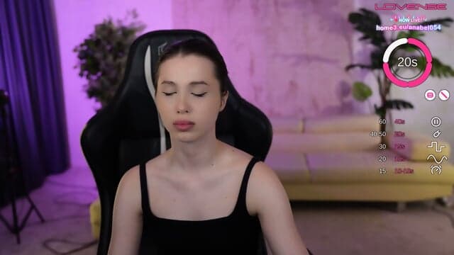 Direkt Vor Dem Laptop Zeigt Ein SÃ¼Ã LÃ¤chelnde Camgirl Frau Wie Sie LÃ¤sst Die Titten Weich Wippen Und Ihr Luder Blick Den Ganzen Moment HeiÃer Macht Und Jede Pose Zeigt Ein Neues Geiles Detail