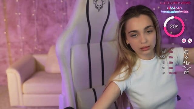An Der Kante Ihres Bettes Wird Die Freches Luder Mit SchÃ¶nen Titten Mutiger Und Schiebt Die HÃ¼ften NÃ¤her Zur Kamera WÃ¤hrend Sexy Posen Den Ganzen Stream FÃ¼llen