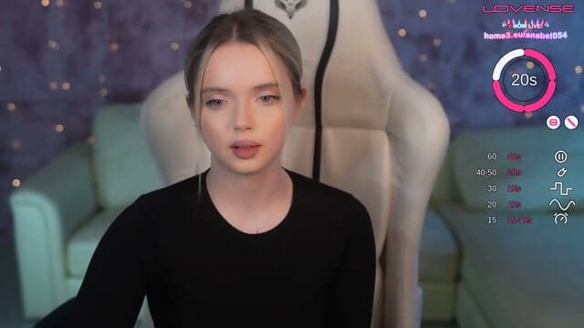 Sexy Alleinstehendes Camgirl Zeigt Langsam Ihre Nasse Pussy Im Weichen Bett WÃ¤hrend Die Feuchte Spalte Im Licht GlÃ¤nzt WÃ¤hrend Die Private Stimmung FÃ¼llt Das Ganze Bild