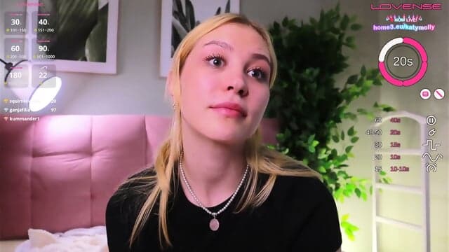 Sexy Online Modell Auf Der Sofakante FlÃ¼stert Geile Worte In Die Kamera Und Ihr KÃ¶rper Antwortet Immer Deutlicher Auf Die Lust In Einer Nassen Und Geilen Online Szene