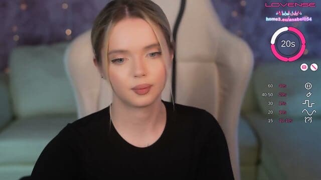 Pulsierende Webcam GÃ¶ttin Gleitet Mit Den Fingern Ã¼ber Nasse Lippen Im Privaten Webcam Raum Wobei Die Intime Perspektive Jedes Detail Betont WÃ¤hrend Die Kamera Folgt Jeder Langsamen Bewegung