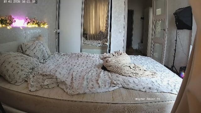 Bedroom Camera At Draca Reallifecam Apartment At Voyeur House TV 08 H 59 Min To 13 H 43 Min Needitat