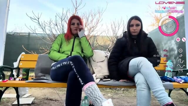 SchÃ¼chterne Erwachsene Webcam SchÃ¶nheit Vor Einem Dunklen Samthintergrund Kniet Breit Und Streichelt Ihre Feuchten Lippen WÃ¤hrend Warme Haut Und Langsamer Rhythmus Die Szene Bestimmen FÃ¼r Eine Lange S
