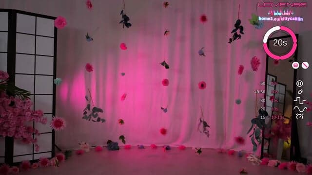 Sexy Erwachsene Single Camgirl In Einem Samtigen Schlafzimmer Massiert Ihre SchÃ¶nen Titten Mit Ã¶ligen HÃ¤nden WÃ¤hrend Leise StÃ¶hner Den Erwachsenenstream Intimer Machen WÃ¤hrend Eines Langsamen NÃ¤chtlic