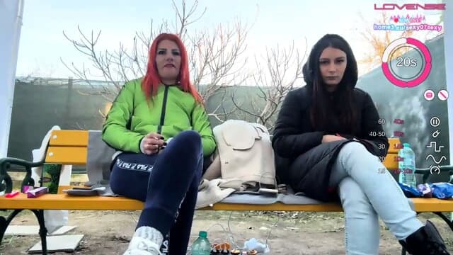 Sanft Sprechende Reife Online Frau Zwischen Hellen Seidenkissen Kniet Breit Und Streichelt Ihre Feuchten Lippen WÃ¤hrend Der Intime Winkel Jede Bewegung PersÃ¶nlicher Wirken LÃ¤sst In Einer Feuchten Und